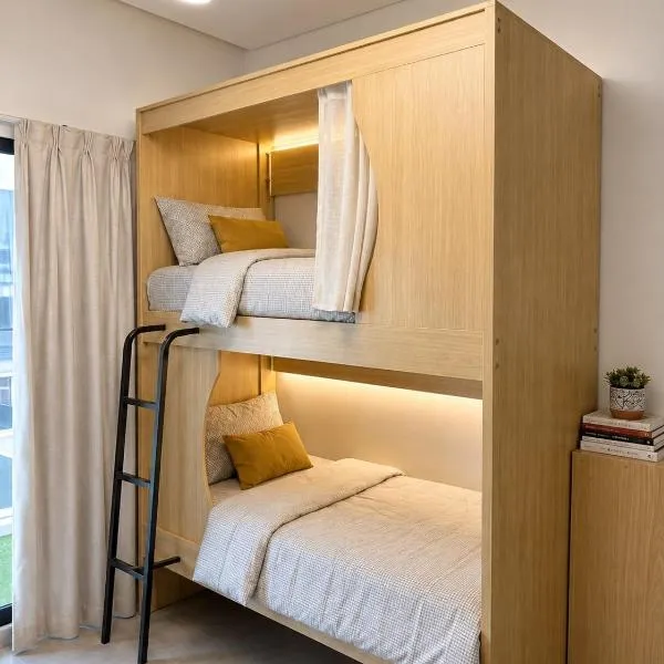 Premium Bed Spaces In Downtown Near Emirates Tower Metro, hotel i Dubai