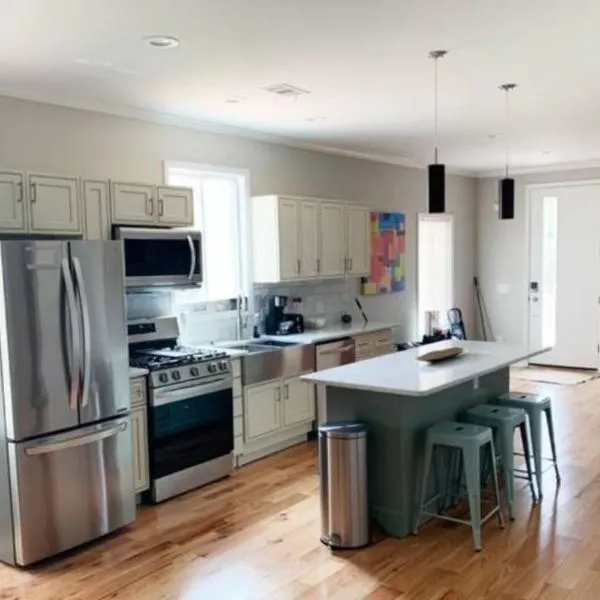 Atlanta Unit 1 Room 1 - Peaceful Private Master Bedroom with Private Balcony, hotel di Atlanta