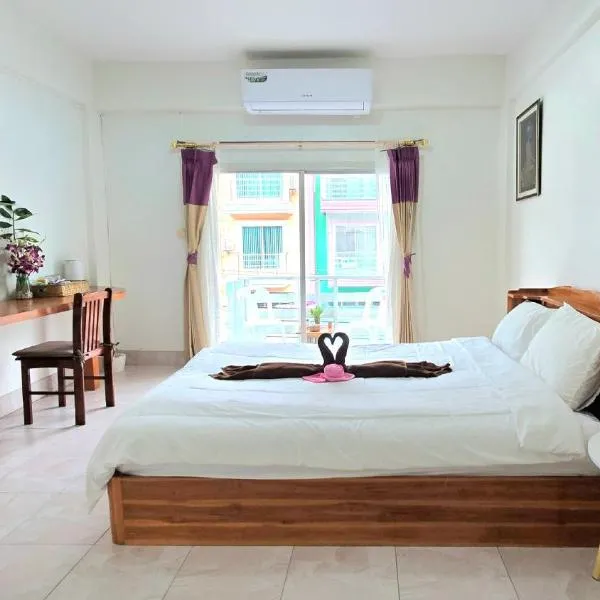 You And Me Guesthouse, hotelli kohteessa Cha Am
