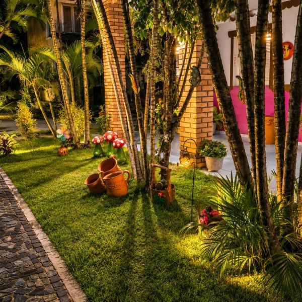Casa francesa com área verde e piscina