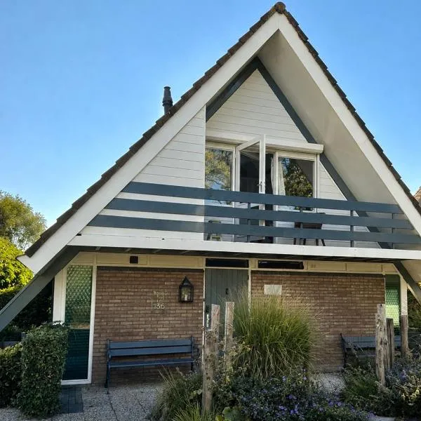 Holiday villa walking distance to North sea beach, hotel em Scharendijke