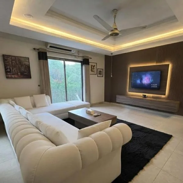 Viesnīca Elegant Apartment at Hadaya Free AC and Free parking pilsētā Lahora