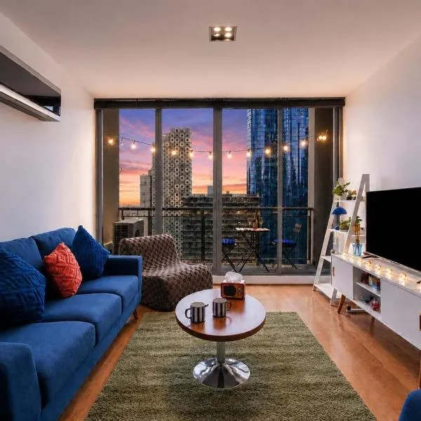 3BR Retro CBD Retreat - Pool, Views & Free Parking, hotell Melbourne'is
