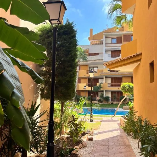 Punta Prima - Charming Spanish Apartment with South-Facing Terrace by the Sea, hotel din Torrevieja