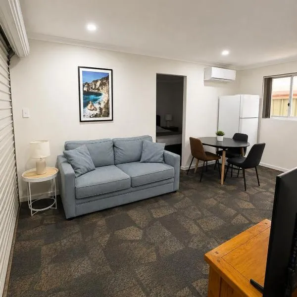 JT Homes Cosy Private 1-Bedroom Stay، فندق في كاراثا