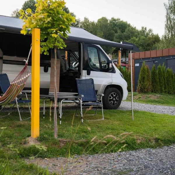 Slow Camp pod Bieniatka - namioty & Camper Park, готель у Щирку