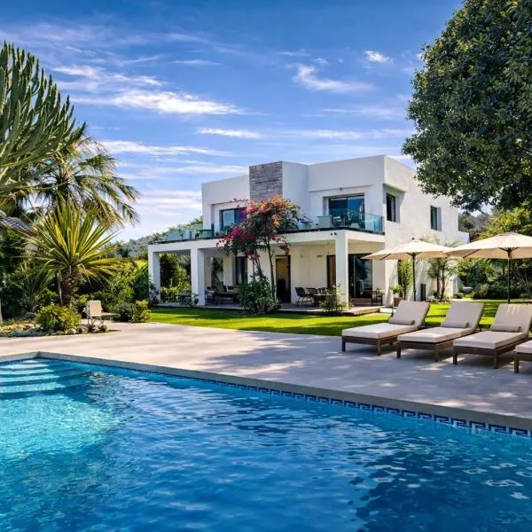 Luxury Golf Front Villa Spa, Jacuzzi & Heated Pool, hotel en Marbella