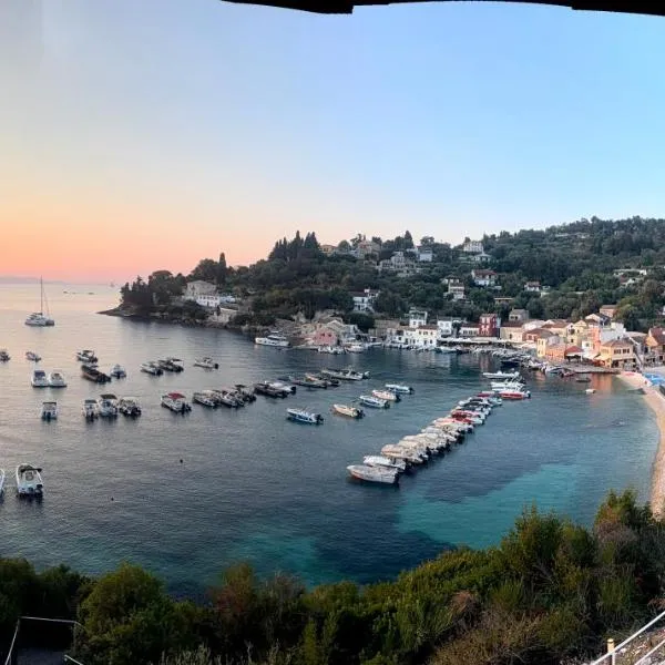 Aronis Spyros Panoramic Seaview Rooms: Longós şehrinde bir otel