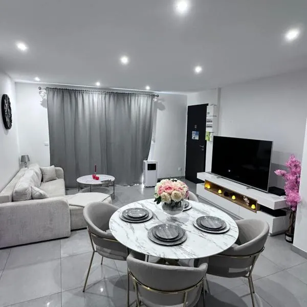Suite Jacuzzi Giverny Paris, hotel u gradu 'Freneuse'