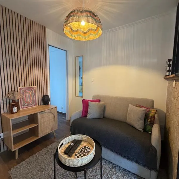 20 sqm appartment with bedroom near Montmartre, hotel din Paris