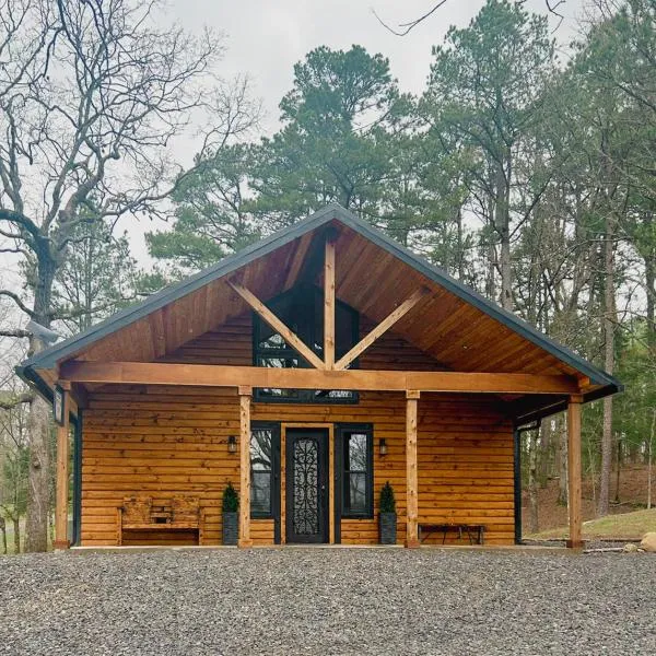 The Knotty Pine Cabin at Cabins of Wolf Pen Gap, hotell i Mena