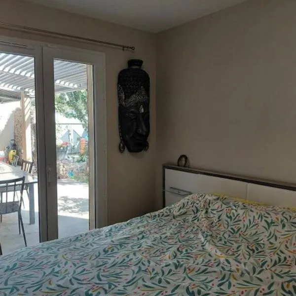 Belle chambre avec salle d eau et wc privatif à Eyragues, hotel em Eyragues