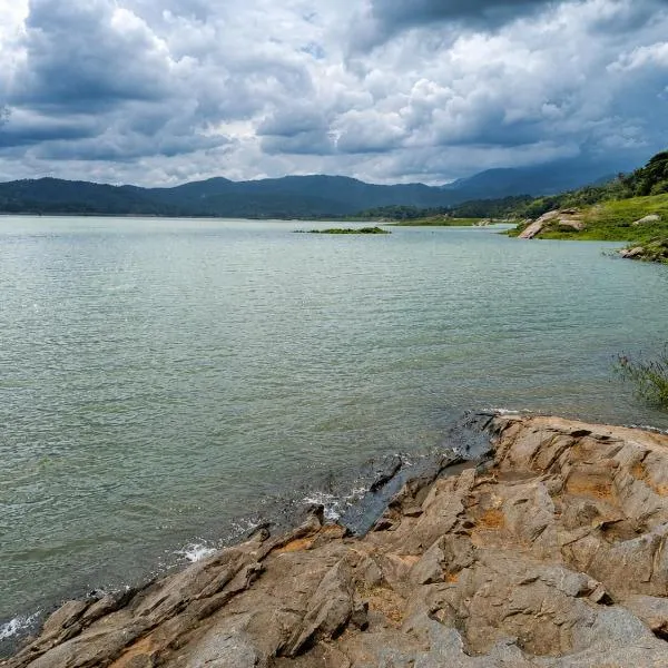 Elee Villa - Waterfront Retreat with Victoria Reservoir & Mountain Views โรงแรมในTeldeniya