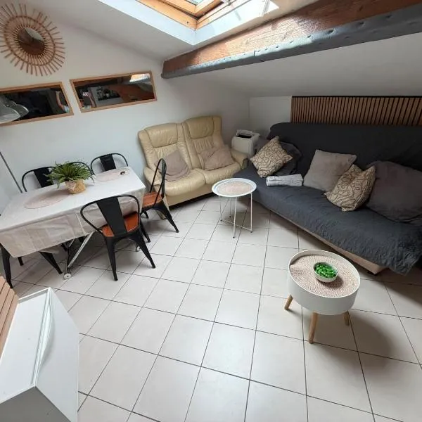 Atypique T3 avec Piscine à partager en option, Hotel in La Ferté-Gaucher