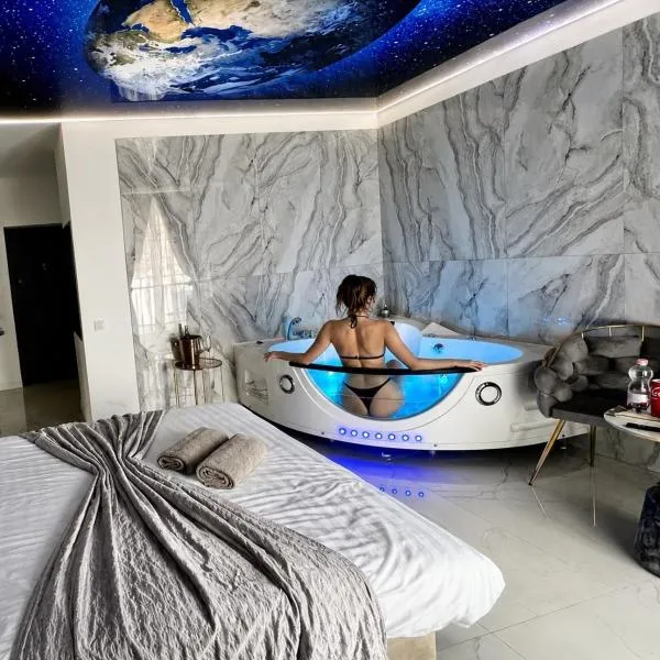 Viesnīca R U B I jacuzzi room by 50 shades pilsētā Baja Mare