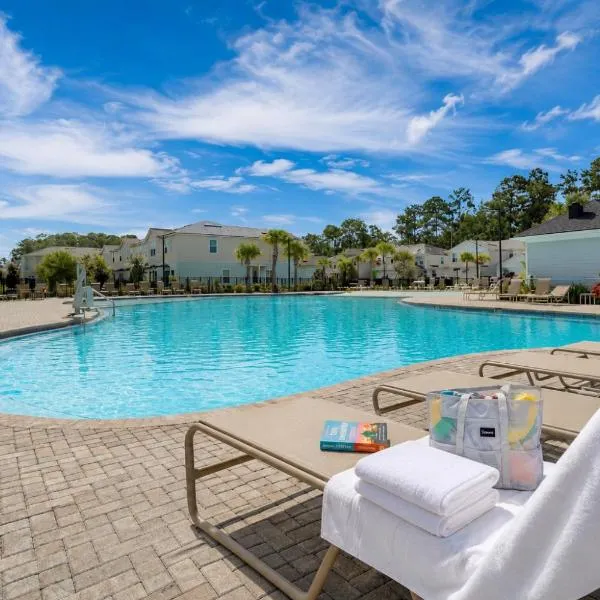 2BR Ensuite - Pool Gym - Near Beach - Lake View Patio - Jax n Historic St Aug, hotel v destinaci St. Augustine