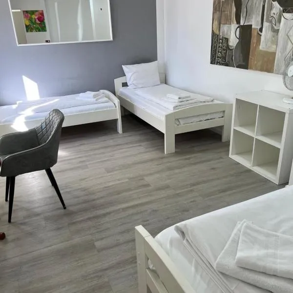 Julie Familie Zimmer mit 5 Betten und PrivatBad โรงแรมในเบอร์ลิน