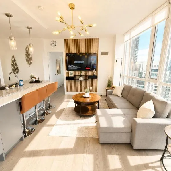 Sky-High 2BR/2BA Condo | Best City Views+Parking, Hotel in Mississauga