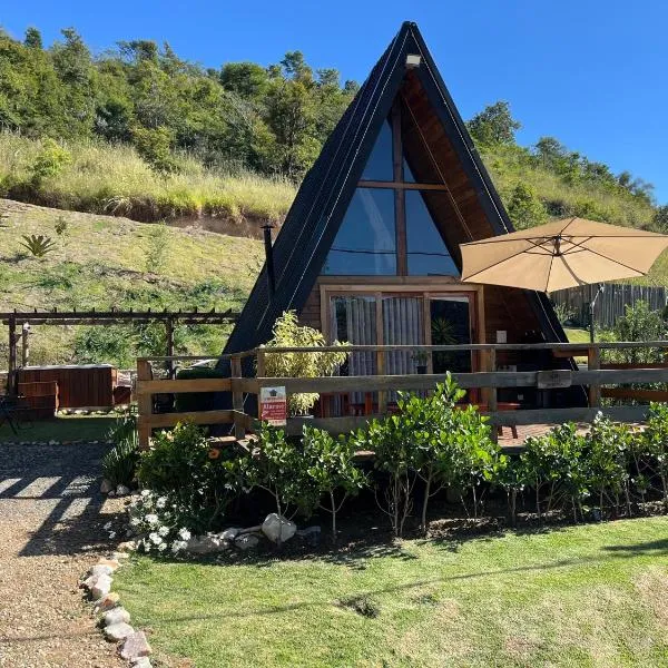 Chalé romântico com hidro, lareira e churrasqueira na Serra, Hotel in Serra Negra