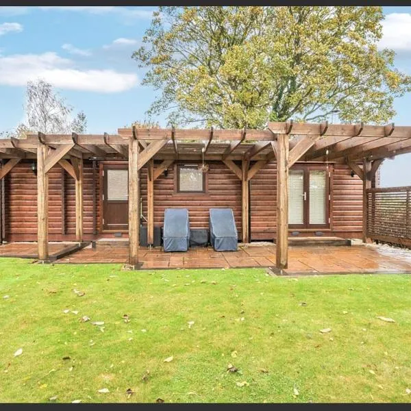 Self Contained log cabin with lot of greenery, hotel in Shinfield
