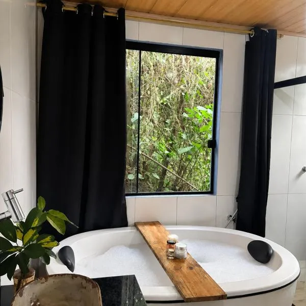 Lumiar में, होटल Chalé Studio Haven, microcasa com Mezanino e banheira