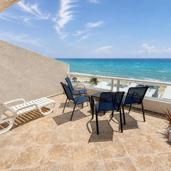 Penthouse with spectacular OceanView private Terrace Beachfront Condo Brisas Shores 2 bedrooms, hotelli kohteessa Cancún