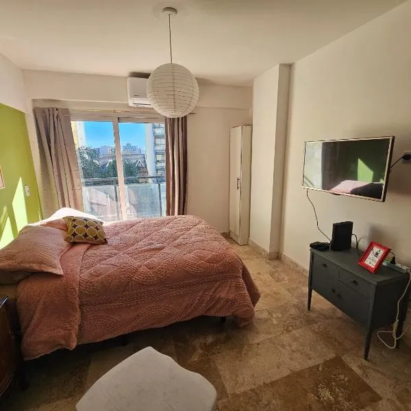 Departamento Encantador Equipado en Morón Centro, hotelli kohteessa Morón