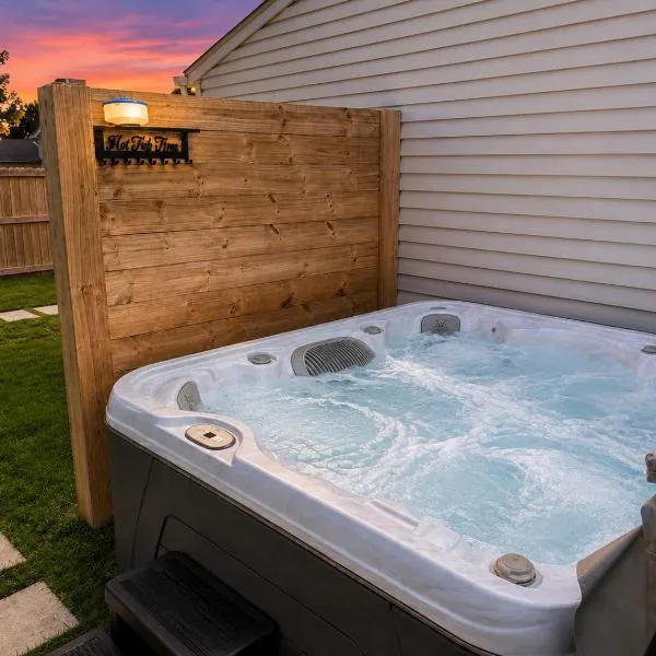 Private Ranch - Entire Home - 3 Bed Room - Hot Tub - King Bed - Fenced Yard - Pets & Kids Welcome - Game Shed - Free WiFi, hotel i Columbus