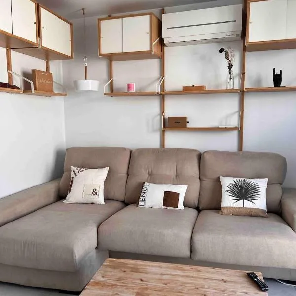 A duplex penthouse with a terrace and a parking space, hotell i Tarifa