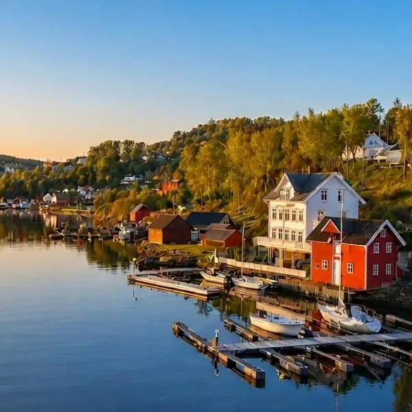 Boat Included, Waterfront Villa, Near Bergen, hotel u gradu 'Lindås'