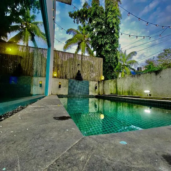 4 Bedroom Villa Baga Beach Calangute - Private Plunge pool - Kitchen - Wifi - TV, מלון בקלנגוטה