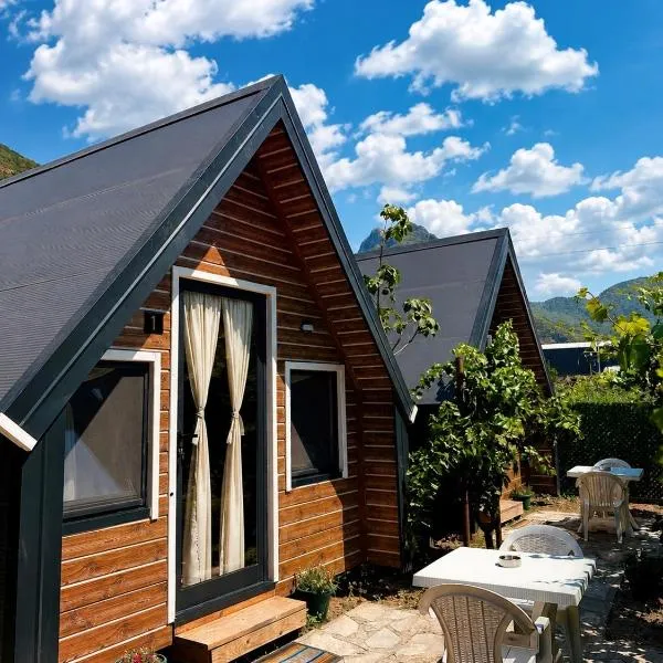 Koman Twin Cabins, hotel em Gushtë