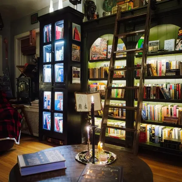 Tranquil Library 2brm 1bath private eclectic apt at Solar Lodge: Chicago'da bir otel
