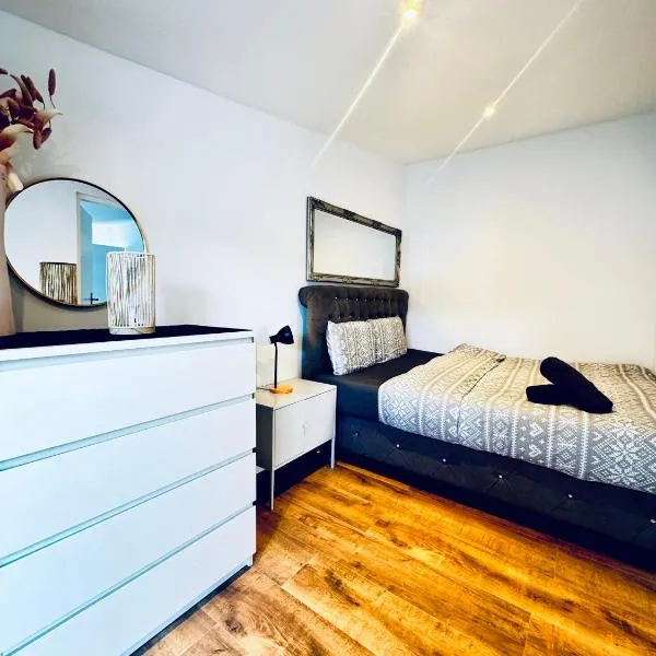 Cozy 1BR Apt & LR with Terrace Near Museum Gugging, hotel di Klosterneuburg
