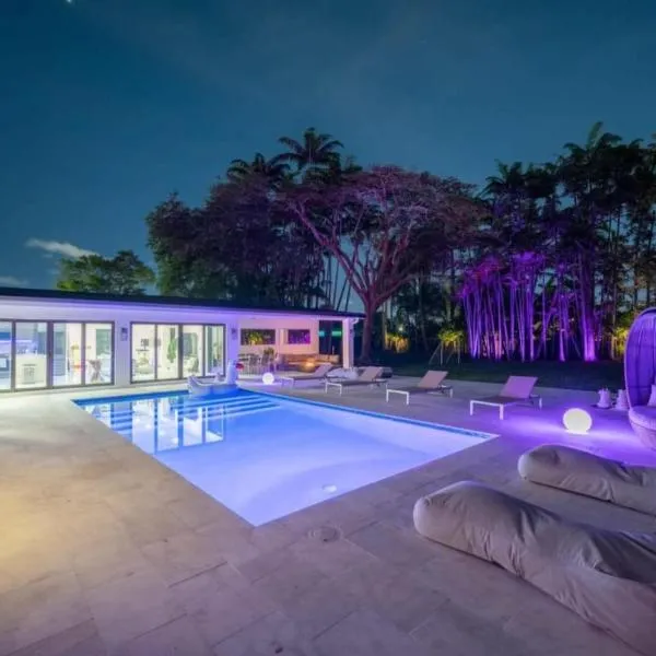 Luxury Villa Azure with Heated Pool 20 minutes to Beach, hotel v Miami