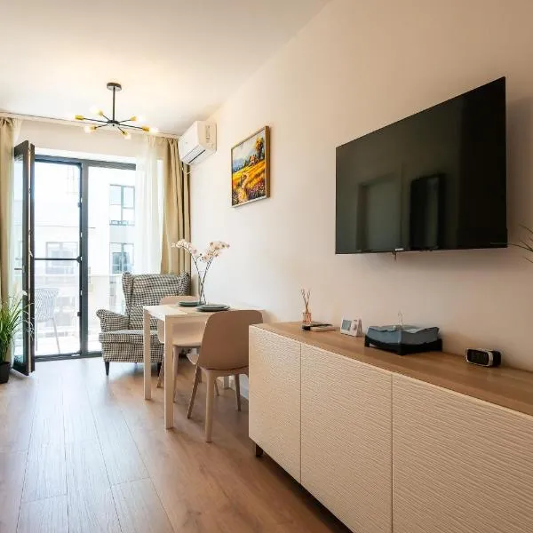 Hills Titanium - Sunny Studio with City Views, хотел в Букурещ