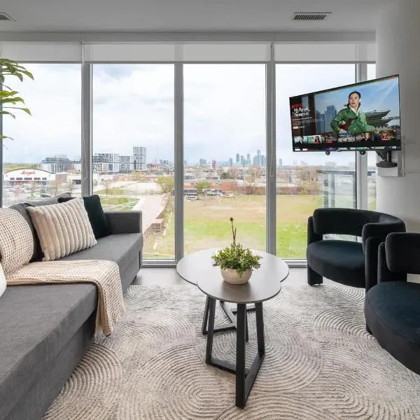 Modern 3BR Condo Sleeps 8 with Floor-to-Ceiling Views, hôtel à Toronto