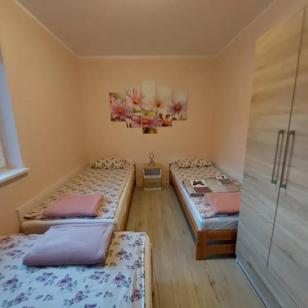 DOM różany CAŁOROCZNY OGRZEWANY na wiejskiej 5, hotel v destinaci Lubiatowo