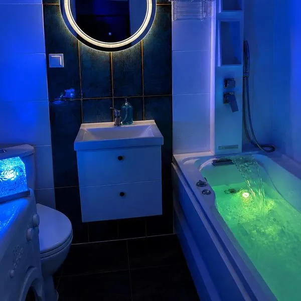 Apartament JungleSPA z prywatnym jacuzzi centrum Wrocław samodzielne zameldowanie i bezpłatny parking, hotel v Wroclawu
