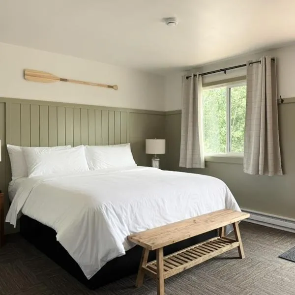 The Trail Inn - Kenora, ON - On Longbow Lake, hotel em Kenora