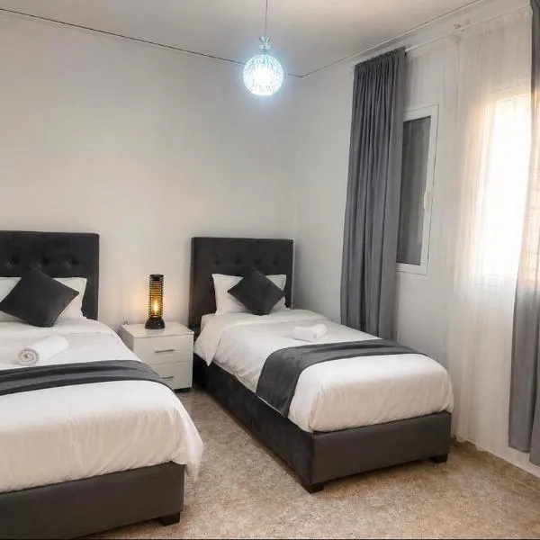 Magnifique maison famiiale moderne spacieuse de 150 m Avec de 3 chambres ,confortables et d un grand salon et terrasse, Idealement situee a 9 min du centre-ville elle se trouve à proximite de la route principale menant a l aeroport Berkane et Saidia, hotel in Oujda