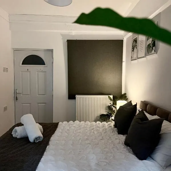 NEWLY DECORATED 2-Guest Studio, FREE WIFI & FREE PARKING - Aroluchi Ville, hotel di Ecclesfield