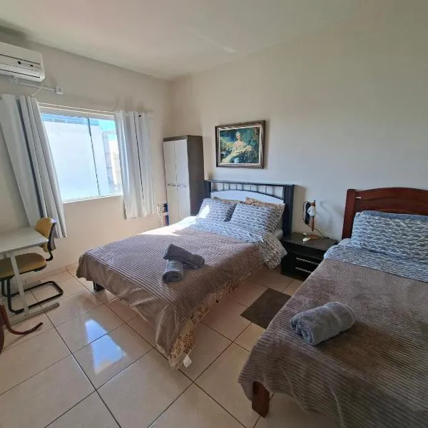 Apart próximo a Unimed, Catedral e HSA de 2 quartos com 2 Ar e garagem no Centro-sul, hotell i Santo Ângelo