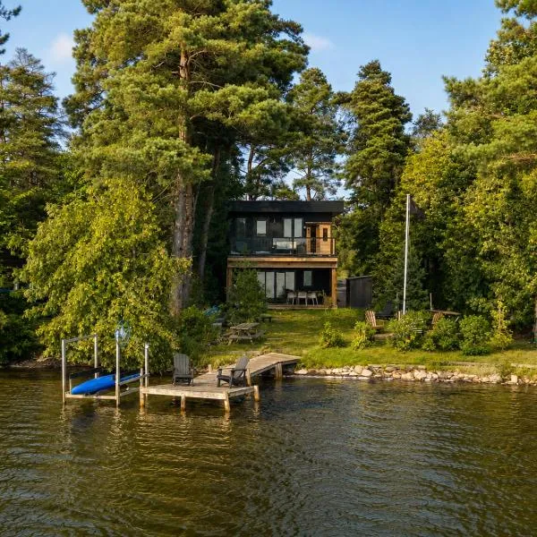 Luxury Lakefront with Sauna & EV, hotel a Washago