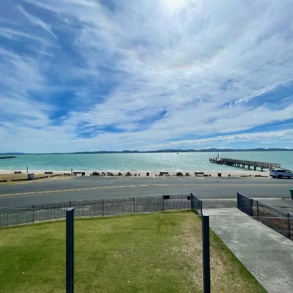 Beach Front Resort!, hotelli kohteessa Maraetai
