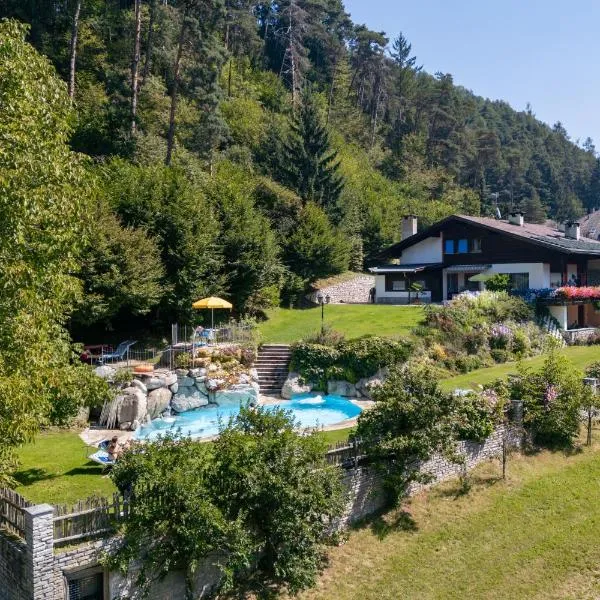 Residence Obermoarhof - Family Apartments with Pool & Playground, hotel di Vandoies