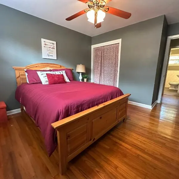 4BR Close to FSU, Capitol, Hospitals, Free Parking, 1 Gig WiFi, hotelli kohteessa Tallahassee