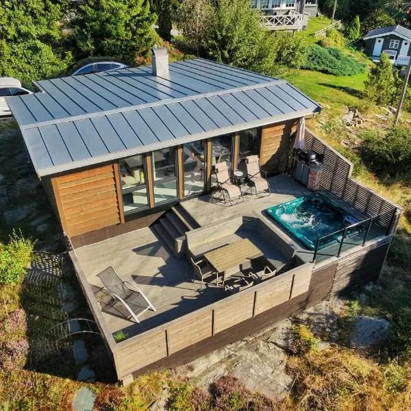 Modern Cabin with Jacuzzi and Stunning Sea View – hotel w mieście Råde