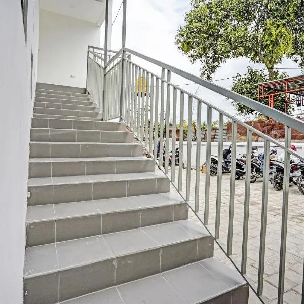 Hotel O Nawangwulan โรงแรมในBlitar