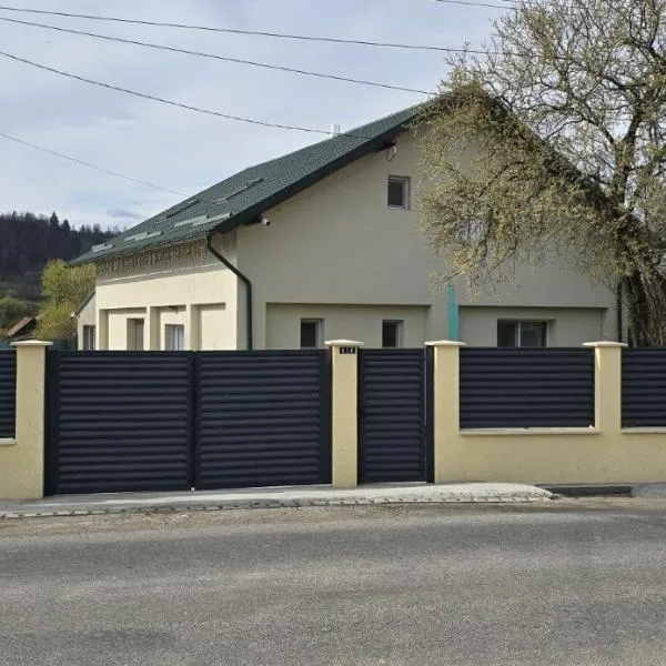 Casa Campionilor، فندق في Hodoşa